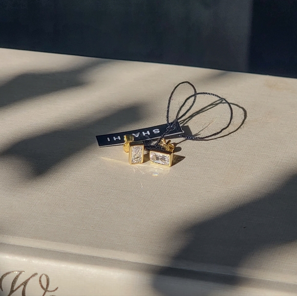 Nwot Shashi Stud Earrings - Picture 3 of 4